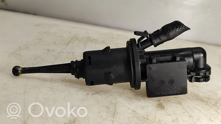 Volkswagen Touran I Clutch master cylinder 1K0721388F