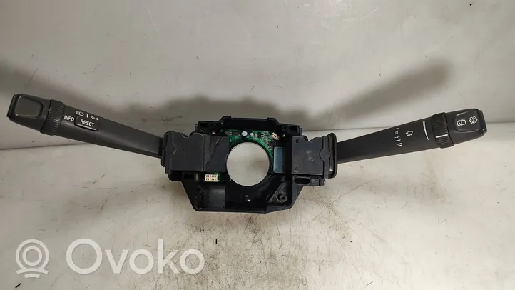 Volvo V70 Interruptor/palanca de limpiador de luz de giro 9452393