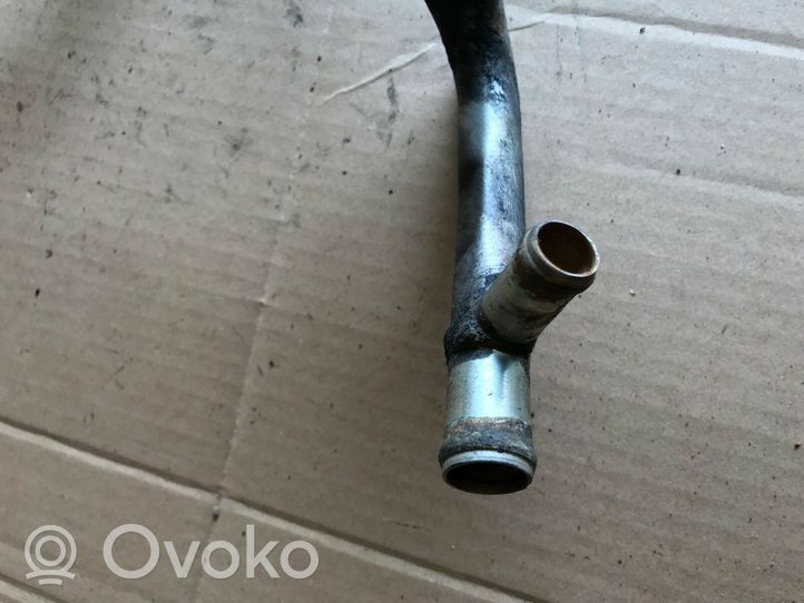 Volkswagen Golf II Tubo flessibile del liquido di raffreddamento del motore 027121065D