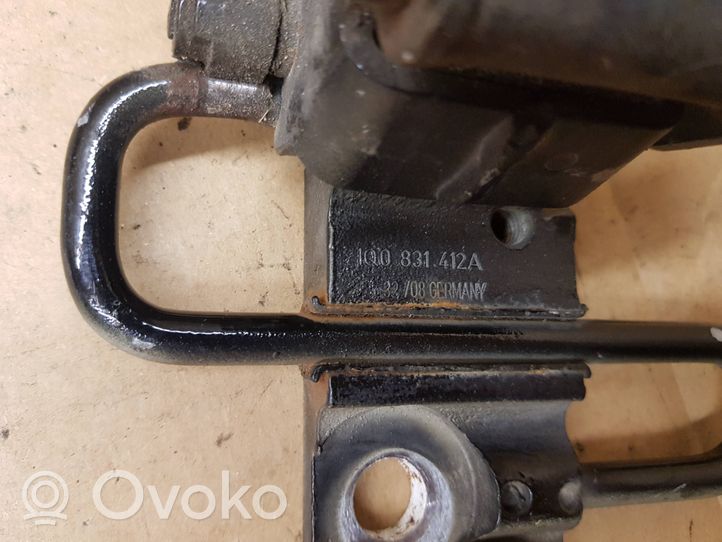 Volkswagen Eos Front door lower hinge 1Q0831412A