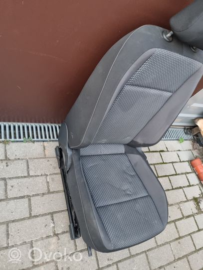 Volkswagen PASSAT B8 Priekinė vairuotojo sėdynė 5Q4881105M