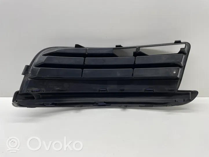 Volkswagen Jetta V Etupuskurin alempi jäähdytinsäleikkö 1K0853666J