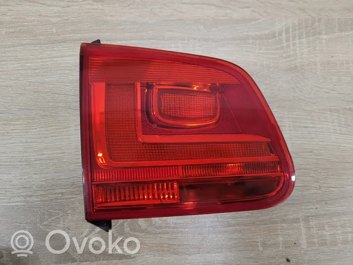 Volkswagen Tiguan Lampy tylnej klapy bagażnika 5N0945093J