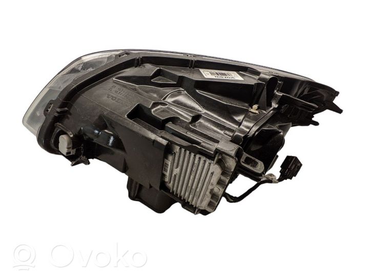 Volvo XC60 Lampa przednia 31420250