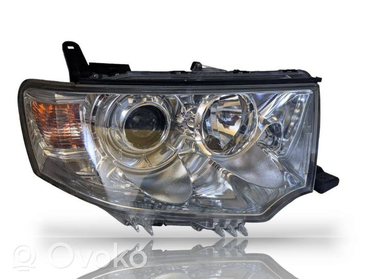 Mitsubishi Pajero Lampa przednia 8301A878