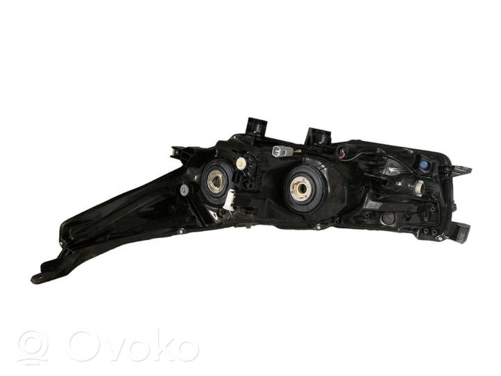 Toyota Corolla E160 E170 Lampa przednia 8111002E71