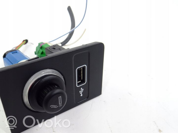 Skoda Karoq Enchufe conector USB 5Q0919341