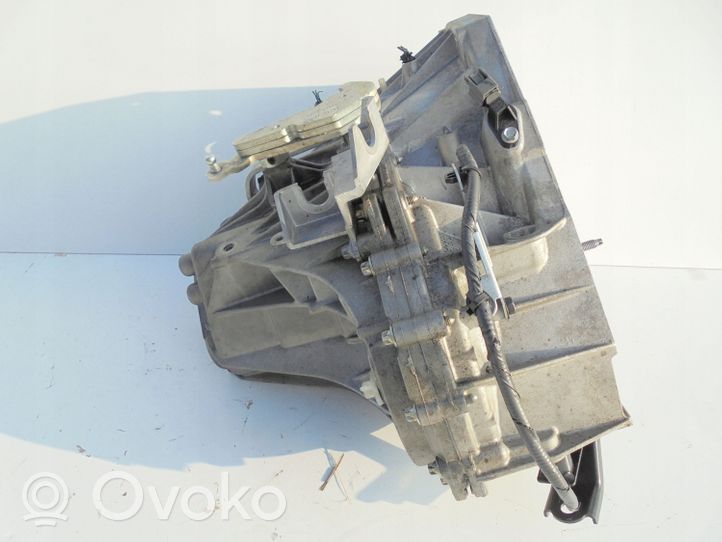 Nissan Juke I F15 Mechaninė 6 pavarų dėžė 328960525R