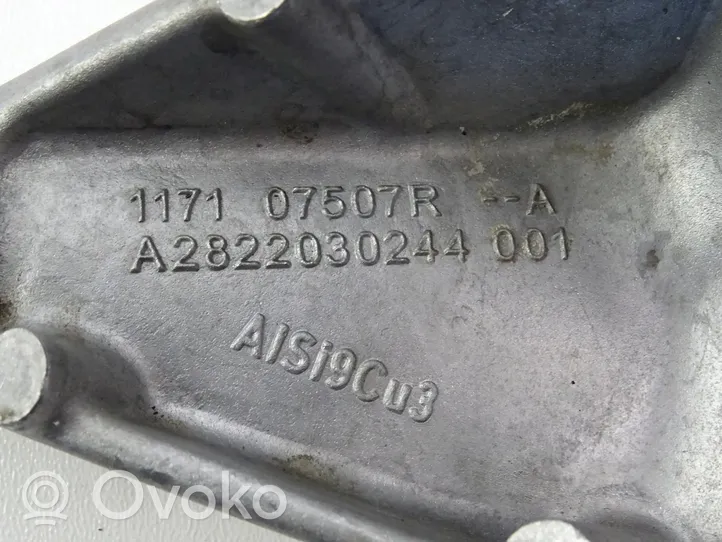 Nissan Qashqai J12 Mocowanie alternatora 117107507R