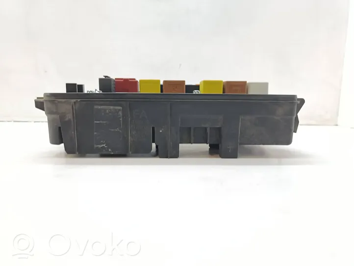 Opel Vectra C Module de fusibles 13190370