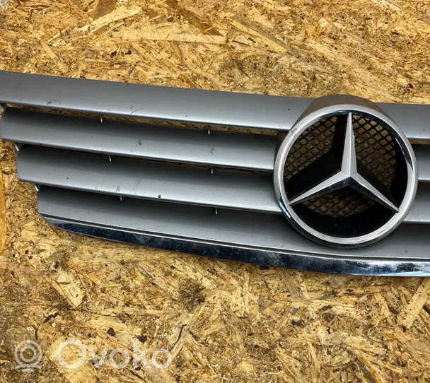 Mercedes-Benz C W203 Grille de calandre avant A2038800383