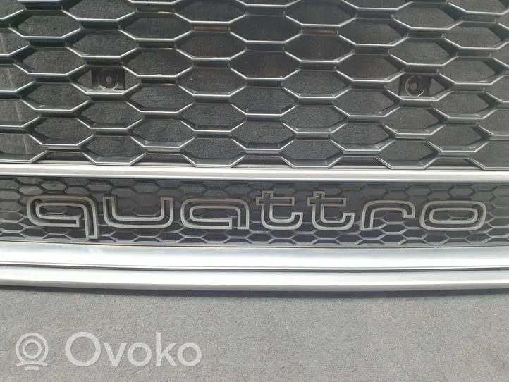 Audi RS6 C7 Grotelės priekinės 4G0853653N