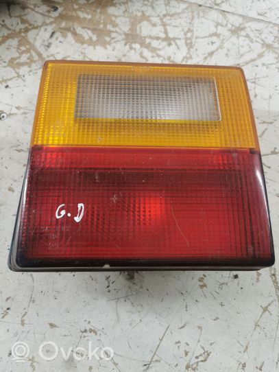 Audi 80 90 B2 Lampy tylnej klapy bagażnika 811945226