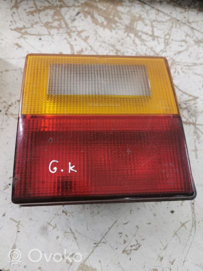 Audi 80 90 B2 Lampy tylnej klapy bagażnika 811945225