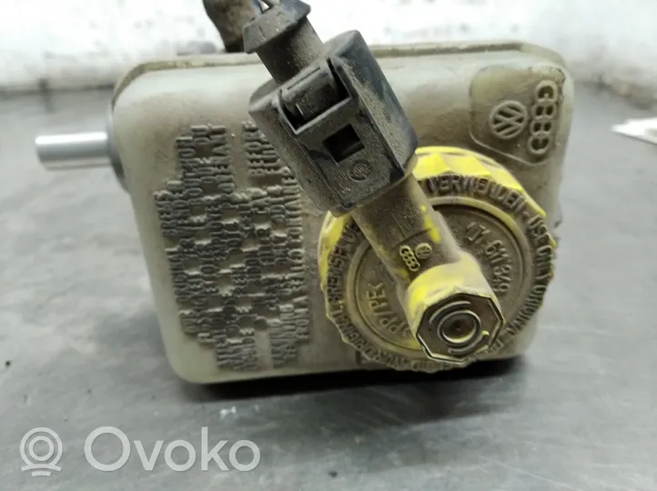 Audi TT Mk1 Główny cylinder hamulca 21027099