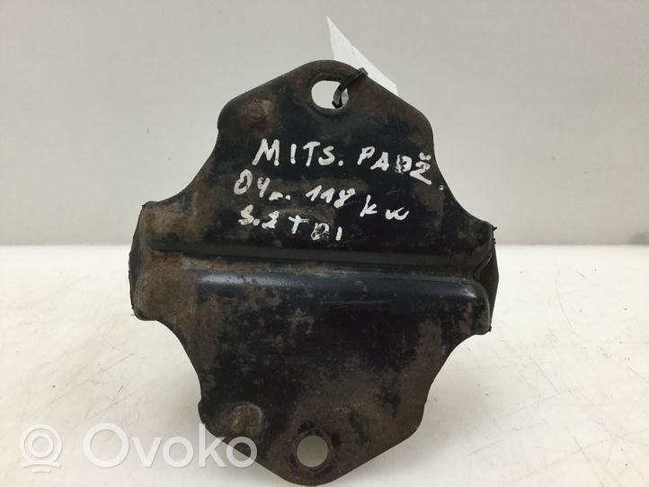 Mitsubishi Pajero Sport I Supporto di montaggio del motore AV68827