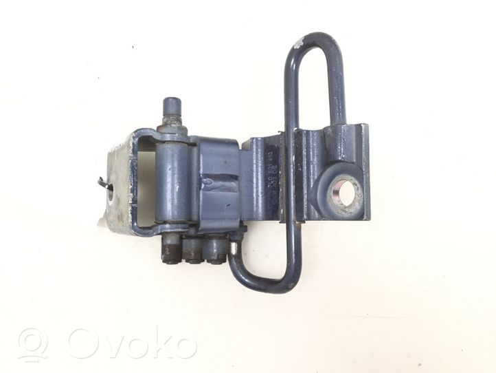 Volkswagen Touareg I Front door lower hinge 7L0831412