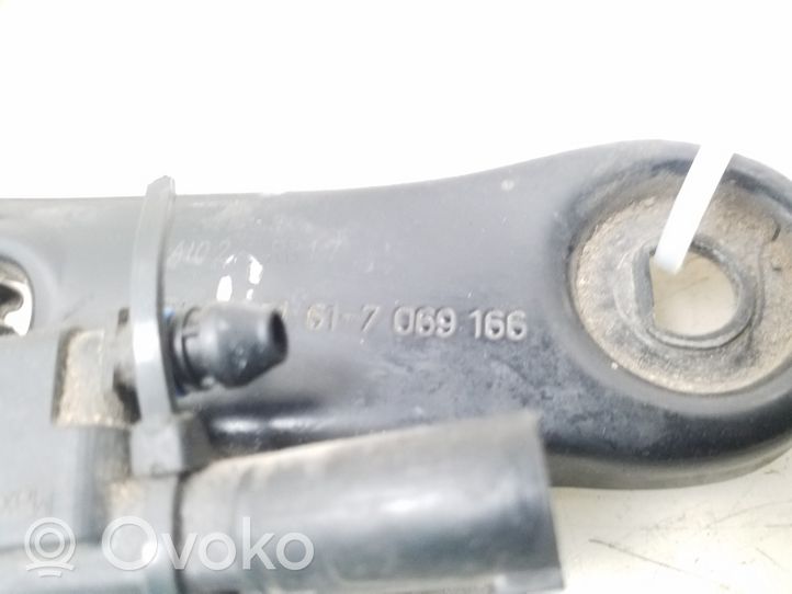 BMW 7 E65 E66 Priekinio stiklo valytuvų kojelė 7069166