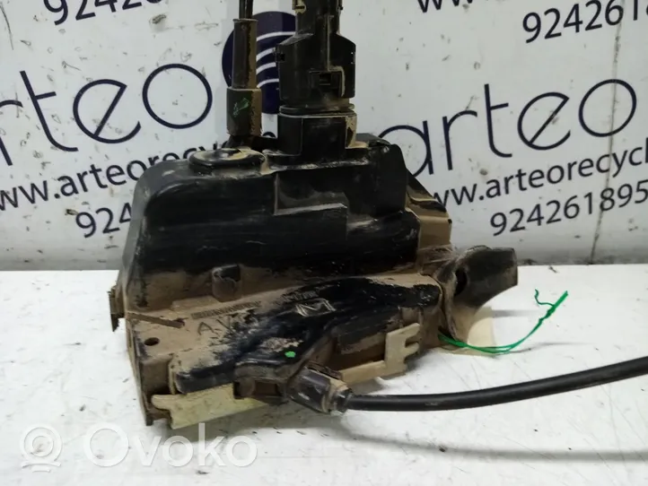 Renault Laguna I Front door lock 7701045753