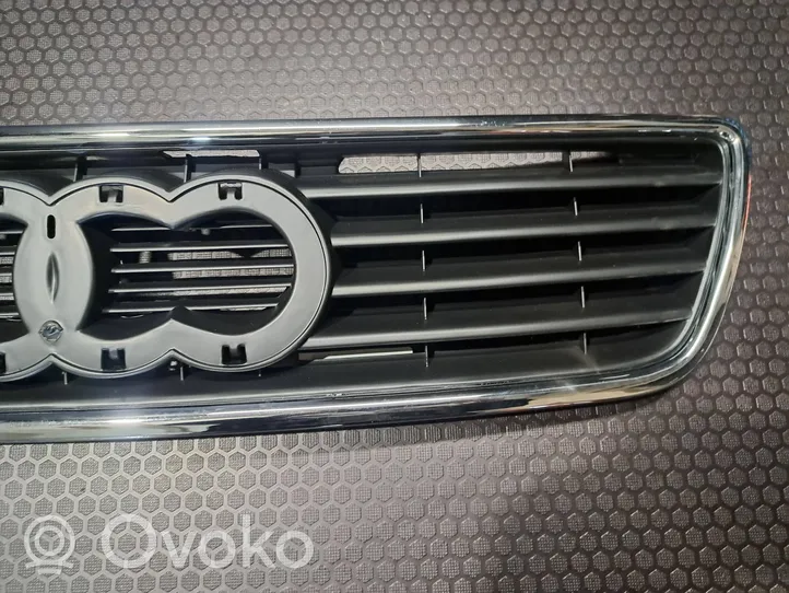 Audi A6 S6 C4 4A Grille calandre supérieure de pare-chocs avant AD0700602