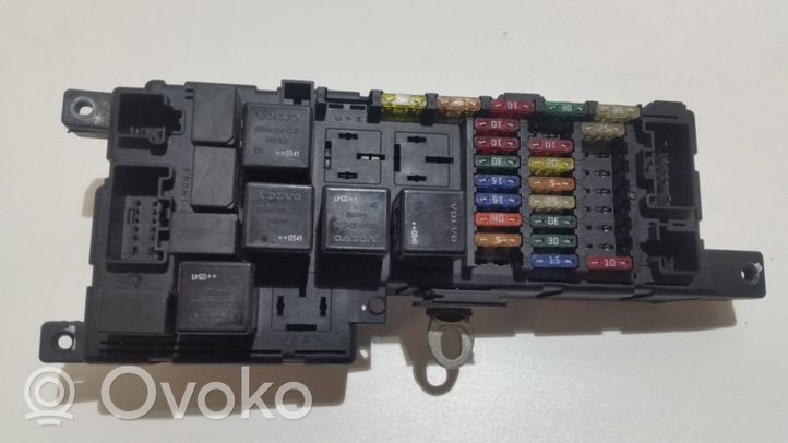 Volvo XC90 Ramka / Moduł bezpieczników 518827019