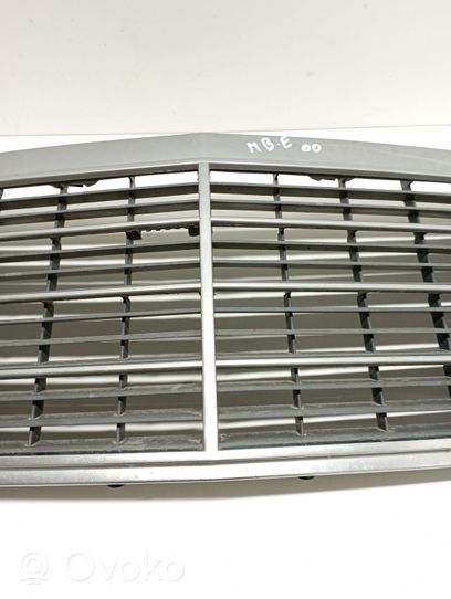 Mercedes-Benz E W210 Griglia superiore del radiatore paraurti anteriore 2108800583