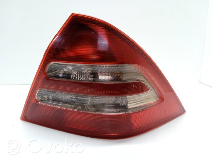 Mercedes-Benz C W203 Lampa tylna 3311