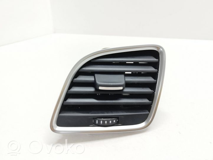 Audi Q3 8U Kojelaudan sivutuuletussuuttimen kehys 8U1820901C