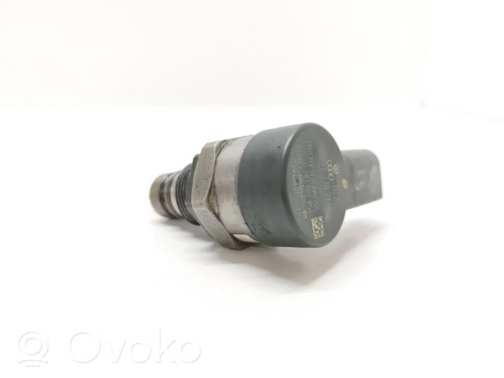 Audi A4 S4 B7 8E 8H Regolatore di pressione del carburante 057130764F