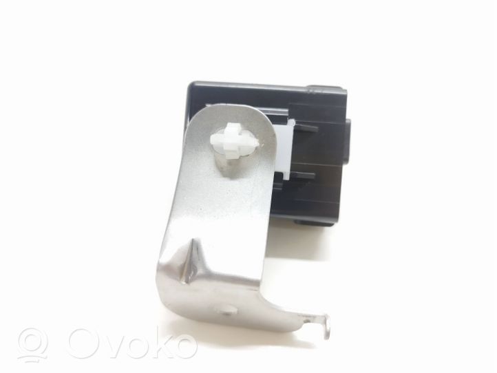 Peugeot iOn Rear light relay 8624A004