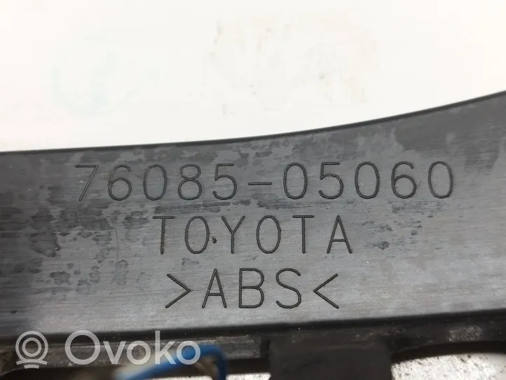 Toyota Avensis T270 Spojler klapy tylnej / bagażnika 7608505060
