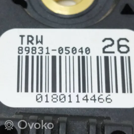 Toyota Avensis T270 Sensore d’urto/d'impatto apertura airbag 8983105040