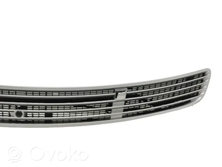 Mercedes-Benz C W203 Kratka wlotu powietrza na maskę 2038800205