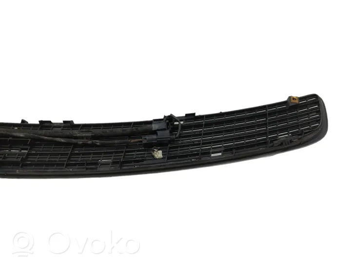 Mercedes-Benz C W203 Kratka wlotu powietrza na maskę 2038800205