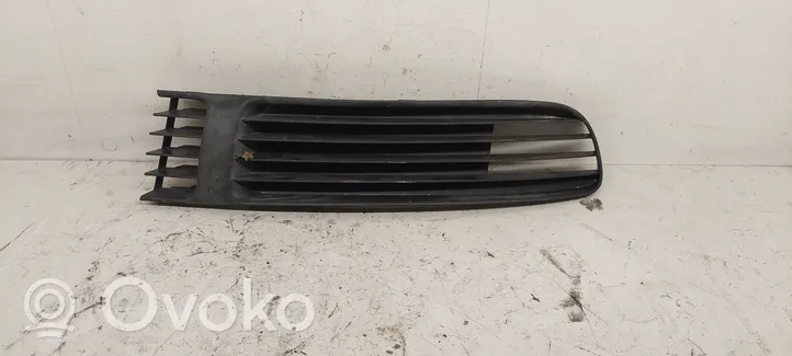 Volkswagen PASSAT B5 Etupuskurin alempi jäähdytinsäleikkö 3B0853678