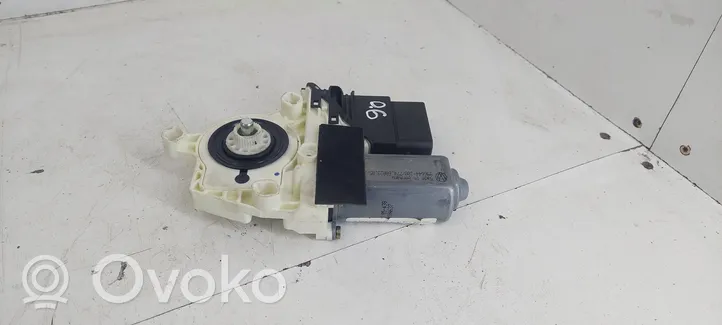 Seat Toledo III (5P) Rear door window regulator motor 5P0839402