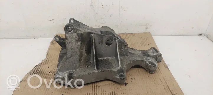 Volkswagen PASSAT B5 Soporte del alternador 038903143AE