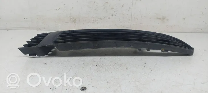 Volkswagen PASSAT B5 Etupuskurin alempi jäähdytinsäleikkö 3B0853678