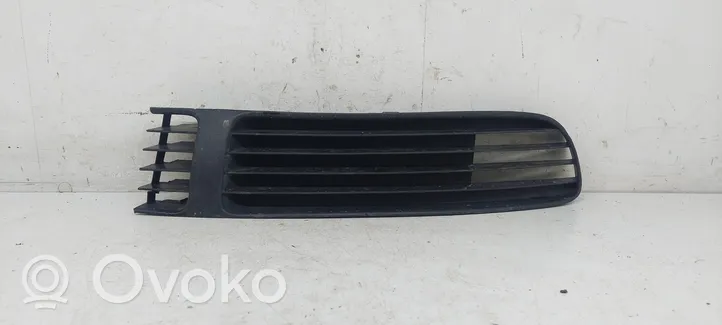 Volkswagen PASSAT B5 Etupuskurin alempi jäähdytinsäleikkö 3B0853678