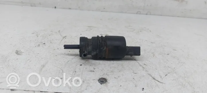 Volkswagen PASSAT B5 Windscreen/windshield washer pump 