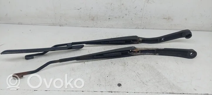 Subaru Forester SF Front wiper blade arm 