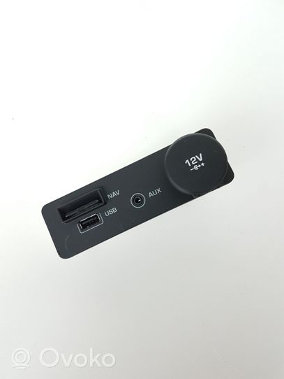 Jaguar XE USB-pistokeliitin FK7219C166BD