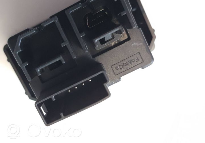 Ford Transit -  Tourneo Connect USB-pistokeliitin HC3T14F014BC