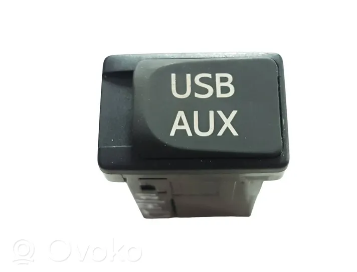 Lexus CT 200H USB jungtis 8619076010