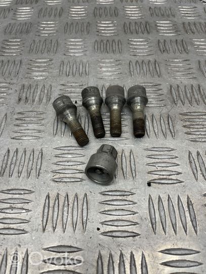 BMW 5 E60 E61 Dadi antifurto e blocco ruota 