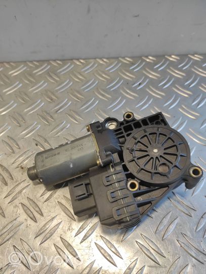 Audi A6 Allroad C5 Moteur de lève-vitre de porte avant 0130821775