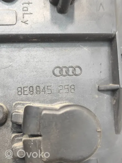 Audi A4 S4 B6 8E 8H Takavalon polttimon suojan pidike 8E9945258