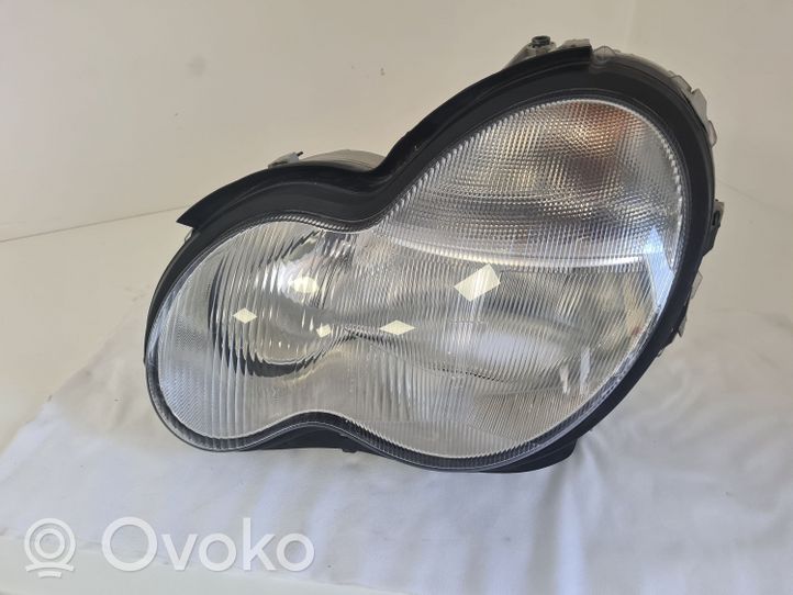 Mercedes-Benz C W203 Lampa przednia A2038201161