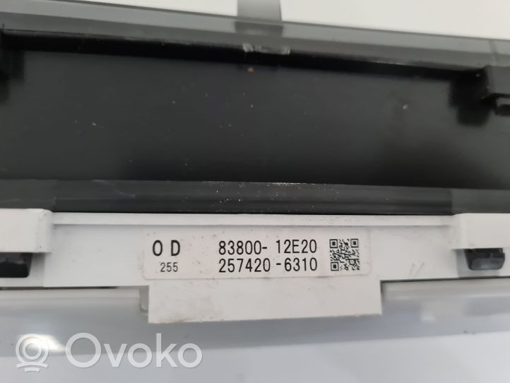 Toyota Corolla E120 E130 Tachimetro (quadro strumenti) 8380012E20