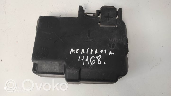 Opel Meriva B Pokrywa skrzynki bezpieczników 525230582